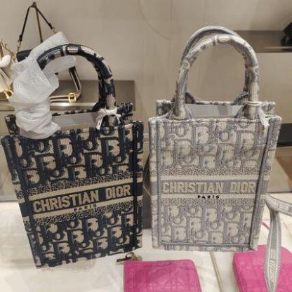 【完売確実！最新サイズ！】DIORブックトートphoneバック